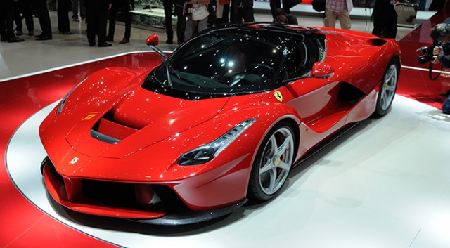 La Ferrari hibrit arabası
